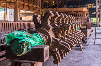 о размерах агломерационных машин можно судить по их элементам: например, по ротору дробилки горячего агломерата