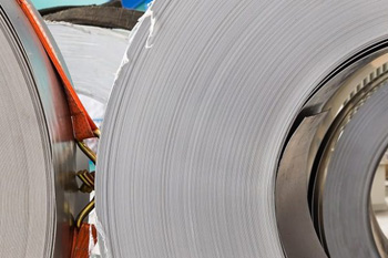 листовая сталь, прошедшая алитирование металла и свернутая в рулон