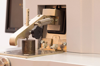 исследование детали при помощи анализатора химического состава