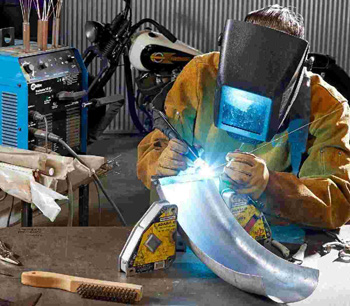 аппарат аргонной сварки использует в качестве защитной среды инертный газ