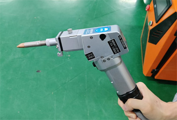 работать с ручным аппаратом лазерной сварки очень удобно