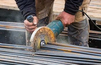 когда арматурореза под рукой нет, выручает обычная дисковая пила