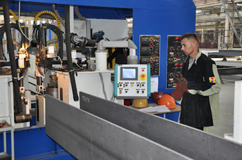 работа над сварной балкой в цехе по выпуску металлоконструкций