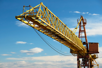 стрелы башенных кранов имеют длину несколько десятков метров