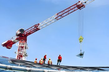 башенные краны поднимают тяжелые элементы металлоконструкций