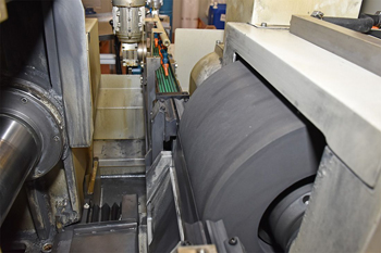 бесцентрово-шлифовальному станку не нужно фиксировать заготовки