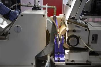 круги бесцентрово-шлифовальных станков воздействуют на заготовку одновременно