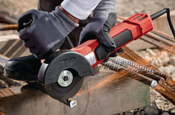 на стройке болгарки помогают разрезать арматурные пруты