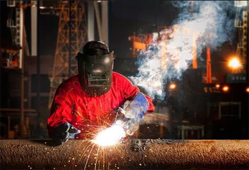 сварочный участок в цехе металлообработки