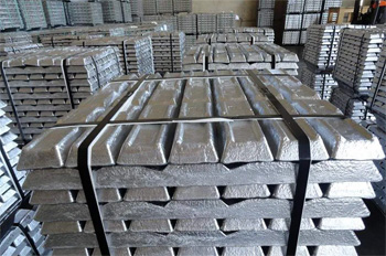 хранение алюминиевых чушек на складе перед отправкой на производство