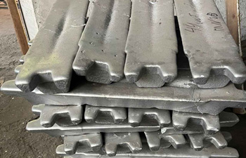 алюминиевый слиток не отличается товарным видом, но для него это и не важно, ведь он будет проходить прокатку