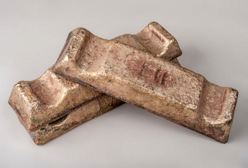 маркированные и готовые к использованию бронзовые слитки