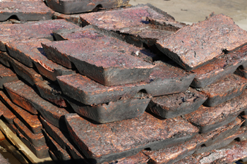 медная чушка с еще не обработанной поверхностью