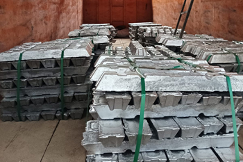 от коррозии свинцовую чушку защищает плотная оксидная пленка, которая образуется на металле естественным образом