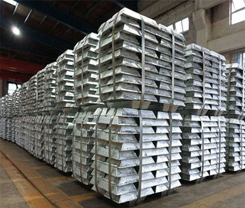 свинцовые чушки и слитки на складе