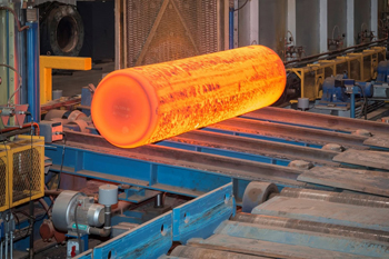 на горячем производстве титановых слитков и чушек