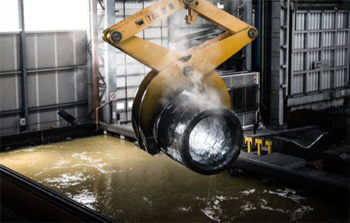 извлечение детали из ванны после цианирования металла