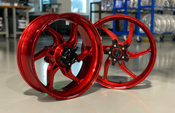 одна из самых популярных услуг - декоративное хромирование колесных дисков