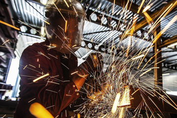 одна из основных операций при демонтаже оборудования - резка металла