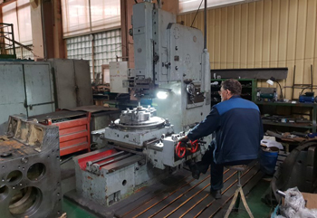 долбежные работы в цехе металлообработки