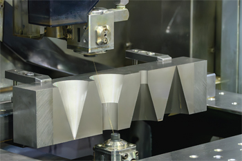 при электроэрозионной резке главной движущей силой процесса становится электрическая дуга