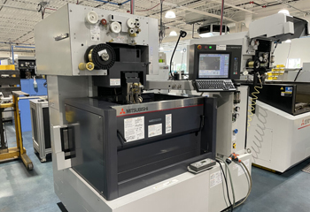 электроэрозионные станки, установленные в цехе