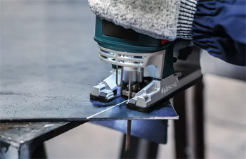 чтобы на ошибиться при резке электролобзиками, нужно заранее нанести на металл разметку