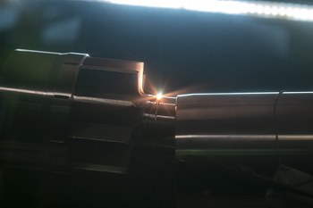 для электронно-лучевой сварки нужны особые условия - абсолютный вакуум