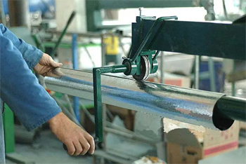 фальцеосадочные станки закрывают фальцевые соединения на трубах и кровельном листе