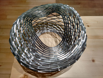 благодаря фигурной резке металла можно создавать ажурные изделия из того, что по определению не может быть легким