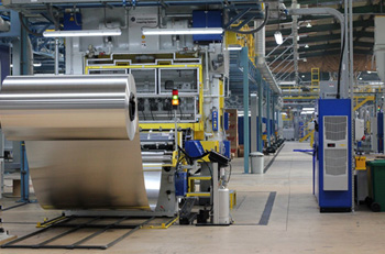 производство алюмииневой фольги выпускает разный по толщине и назначению материал