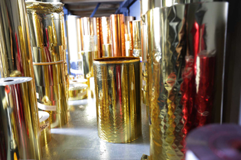 латунную фольгу используют как электротехнический и декорирующий материал