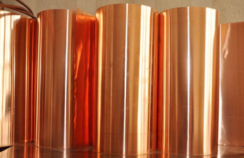 медная фольга, свернутая в рулоны