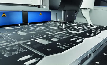 при фрезерных работах по металлу инструмент свободно перемещается по рабочему столу