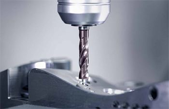 при фрезеровании наклонных поверхностей фреза может находиться строго вертикально или менять положение