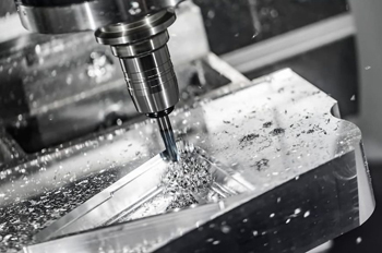 фрезерование наклонных поверхностей требует особо выверенного движения инструмента