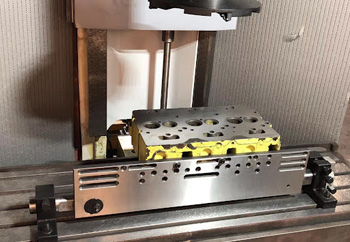 фиксация детали перед фрезеровкой головки блока цилиндра