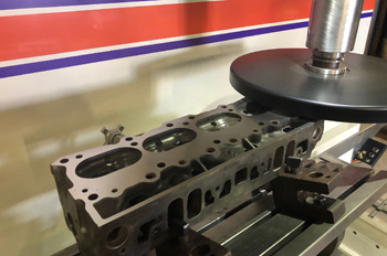 один из финишных этапов фрезеровки головки - шлифовка поверхности