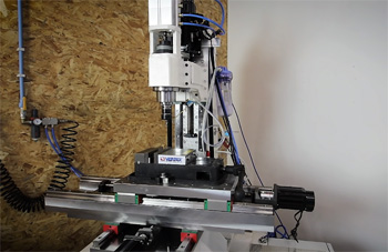 такое оборудование для фрезеровки на вертикально-фрезерных станках может стоять и на предприятии, и в частной мастерской