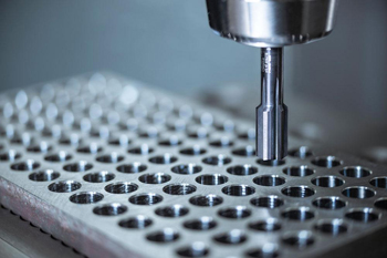 фрезеровка отверстий в металле: быстро и серийно