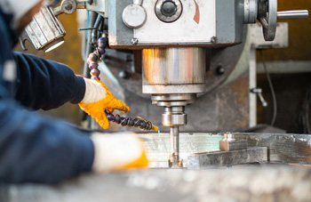 при фрезеровке стали нужно предусмотреть поступление охладителя в зону реза