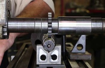 качество фрезеровки валов зависит и от надежности закрепления заготовки