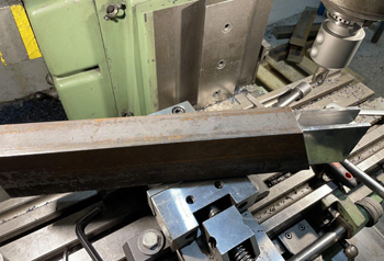 работа с профильной трубой в процессе фрезеровки заготовок