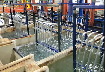 участок гальванического цинкования способен одновременно обрабатывать несколько партий деталей