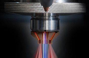 так выглядит работающее сопло при газодинамической лазерной резке металла