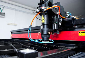 отличие газодинамического лазерного станка - оснащенность особой головкой