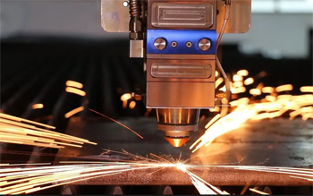 газолазерная резка работает с толстыми заготовками, с которыми обычный лазер не справляется