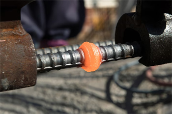 при газопрессовой сварке заготовки испытывают и термическое воздействие, и силу давления