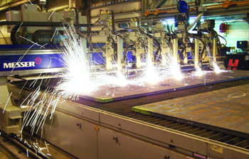 в промышленных газорезательных машинах сообща и одновременно работают несколько резаков