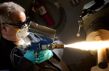 при газотермическом напылении частицы покрытия наносятся на металл при температуре в несколько тысяч градусов по Цельсию